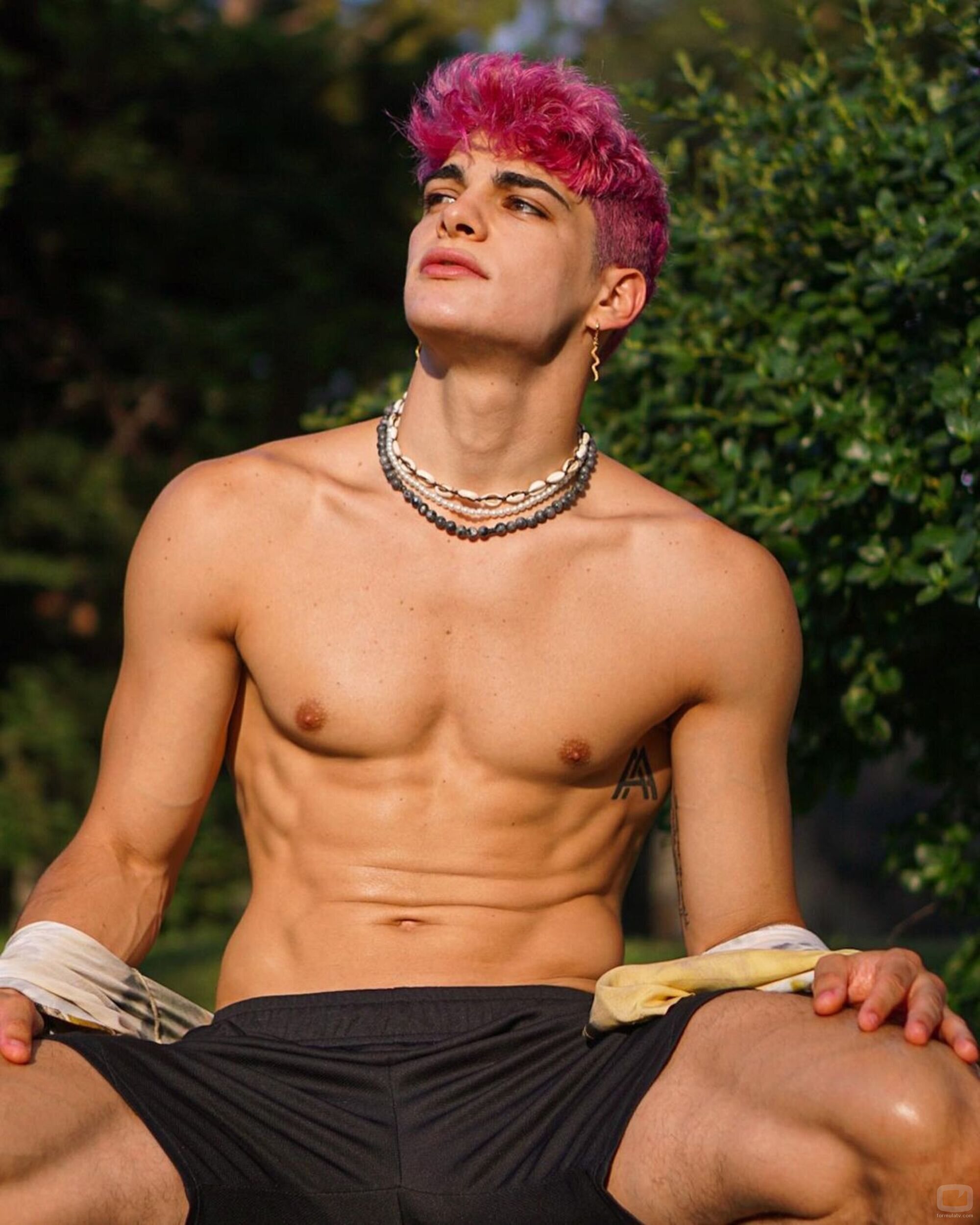 Aritz Arén, sin camiseta y con el pelo rosa