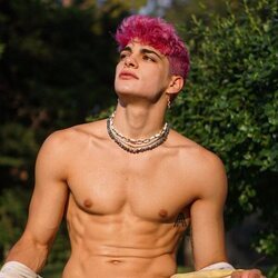 Aritz Arén, sin camiseta y con el pelo rosa