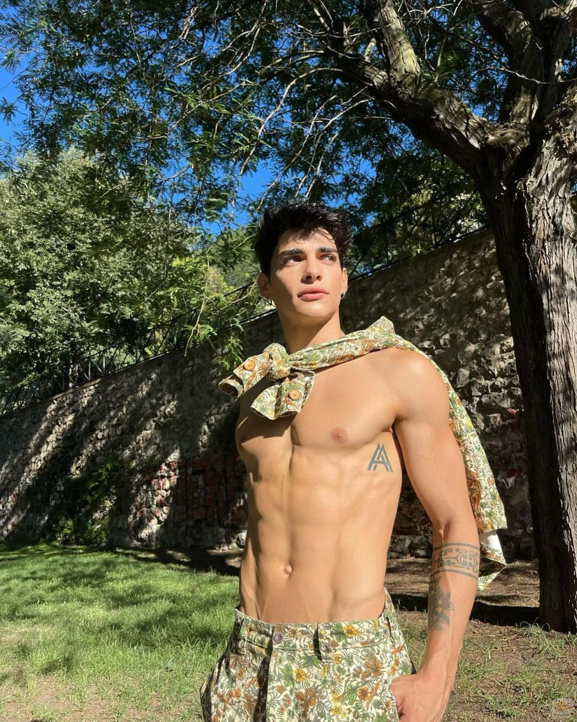 Aritz Arén enseña su tonificado abdomen