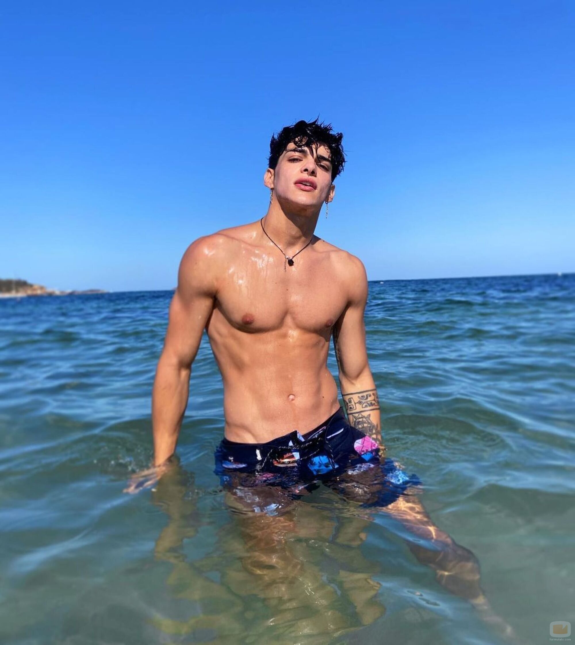 Posado de Aritz Arén en bañador desde la playa