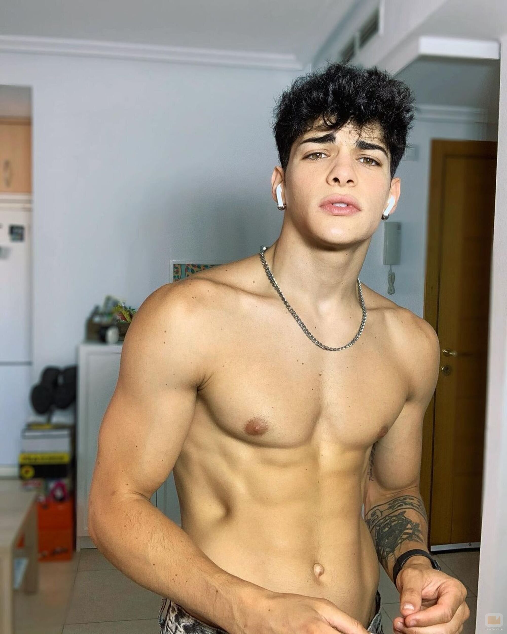 Posado de Aritz Arén sin camiseta
