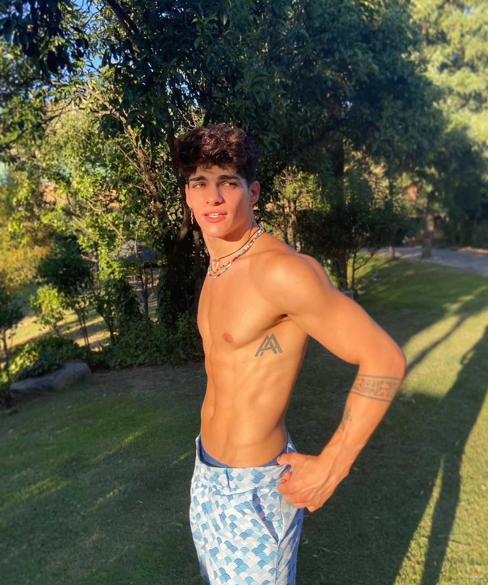Aritz Arén luce abdomen en la calle