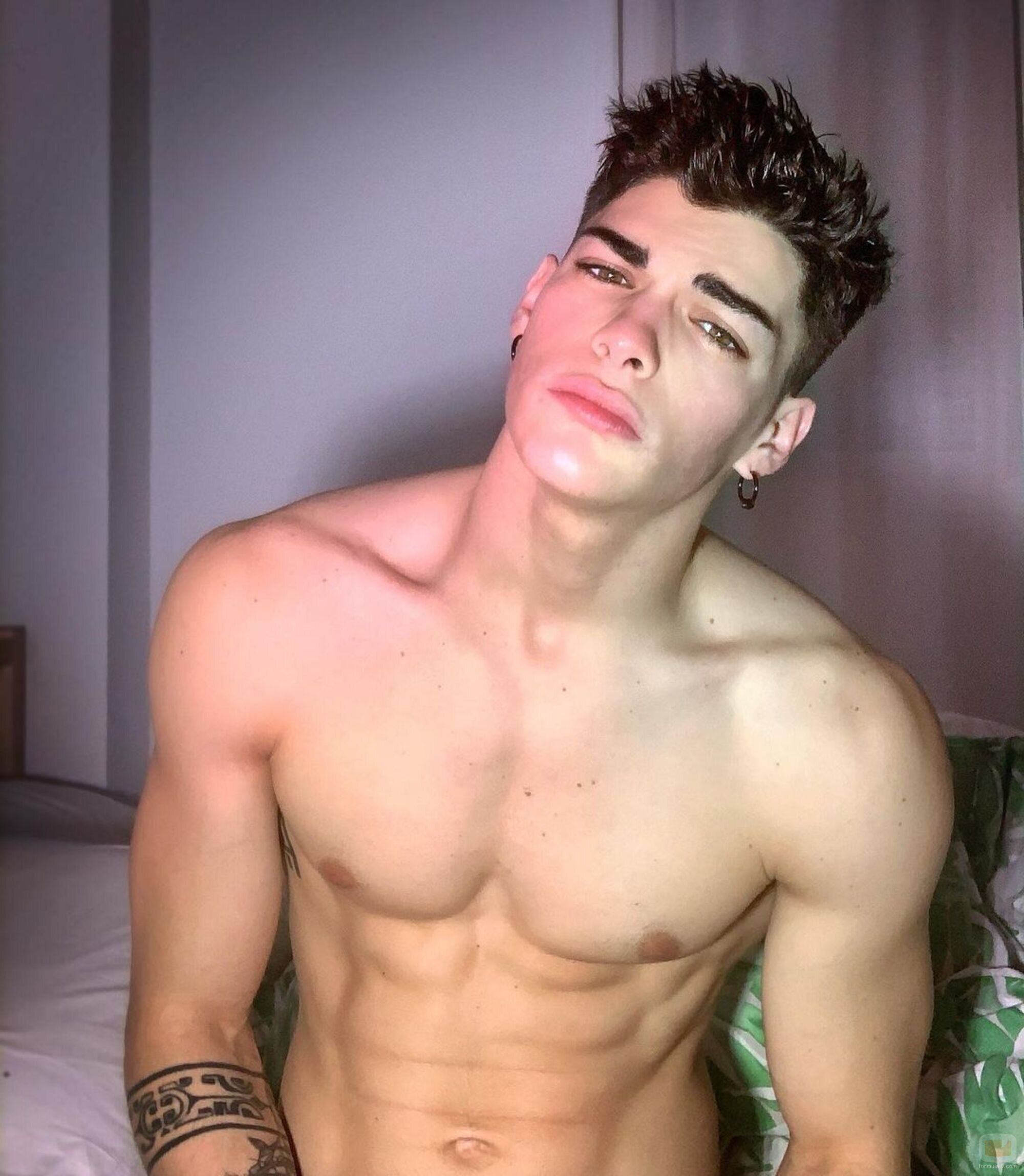 Aritz Arén, semidesnudo en la cama