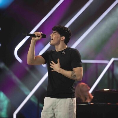 Aritz Aren actúa en la gala especial del Benidorm Fest 2023