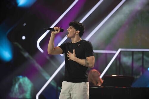 Aritz Aren actúa en la gala especial del Benidorm Fest 2023