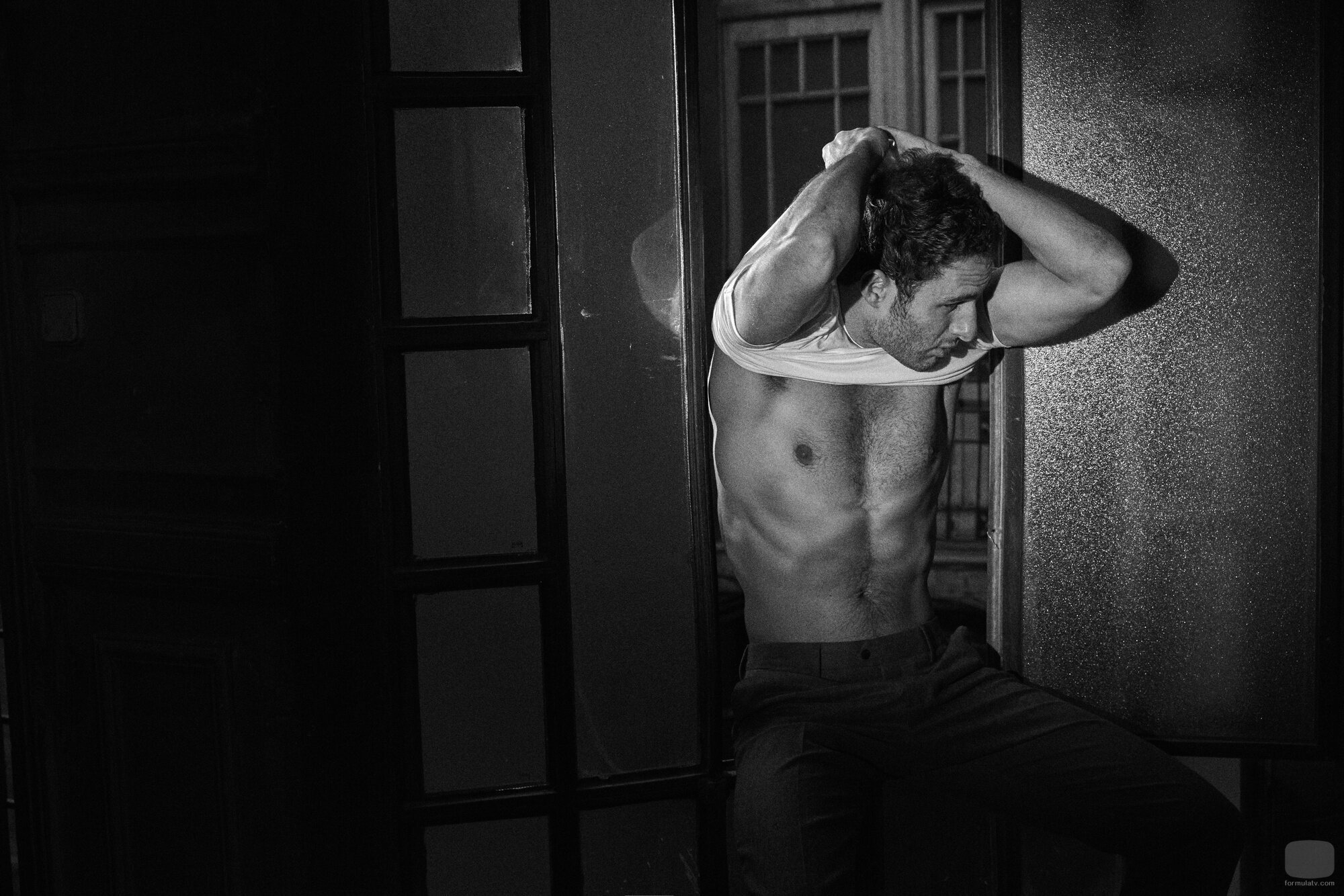 Eduardo Rosa se quita la camiseta para Rísbel Magazine