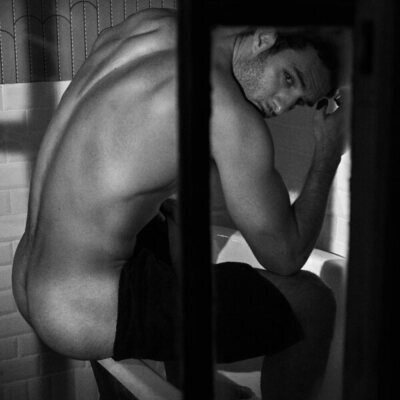 Eduardo Rosa, completamente desnudo