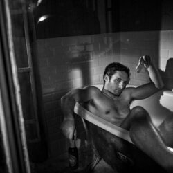 Eduardo Rosa, desnudo en la bañera
