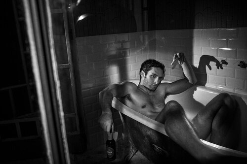 Eduardo Rosa, desnudo en la bañera