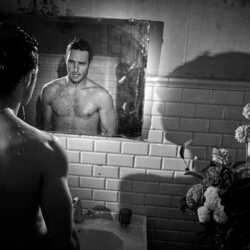 Eduardo Rosa, sin camiseta y mojado frente a un espejo