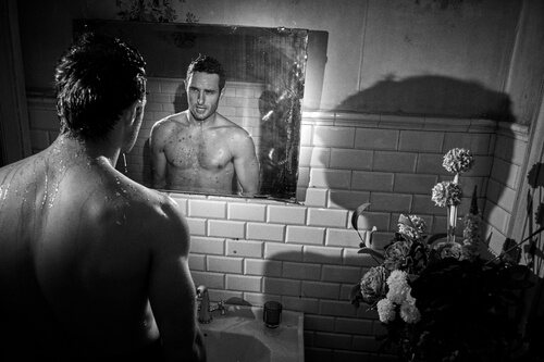 Eduardo Rosa, sin camiseta y mojado frente a un espejo