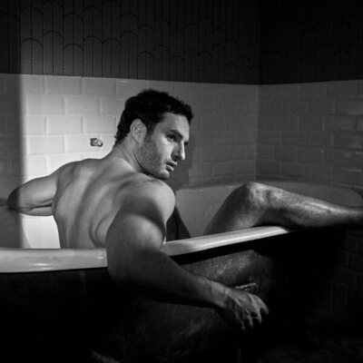 Eduardo Rosa posa desnudo en la bañera