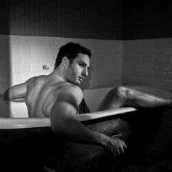 Eduardo Rosa posa desnudo en la bañera
