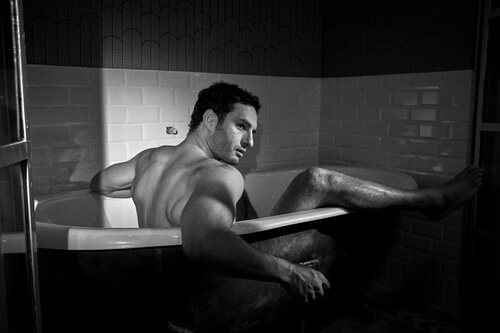 Eduardo Rosa posa desnudo en la bañera