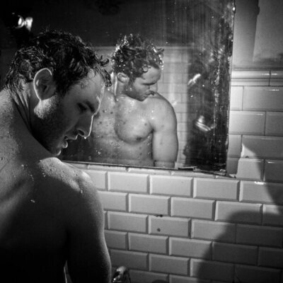 Eduardo Rosa. marcando pectoral frente al espejo
