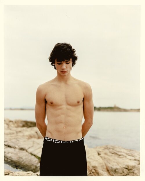 Fernando Líndez posa sin camiseta para Rísbel Magazine