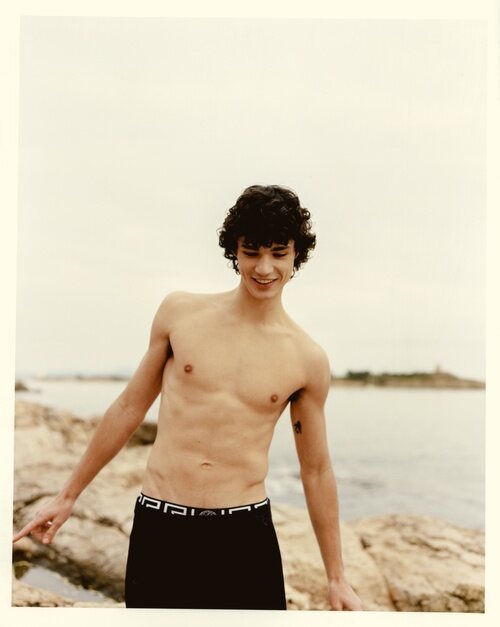 Fernando Líndez luciendo abdominales