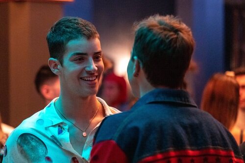 Manu Ríos, como Patrik, se divierte el personaje de André Lamoglia en 'Élite 6'