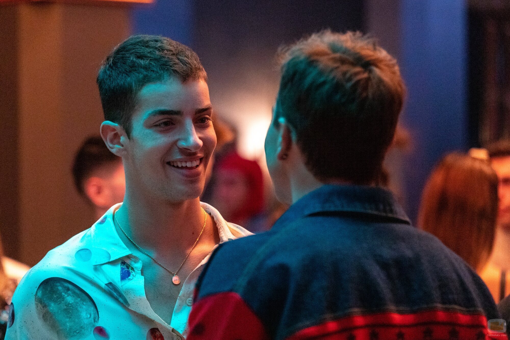 Manu Ríos, como Patrik, se divierte el personaje de André Lamoglia en 'Élite 6'