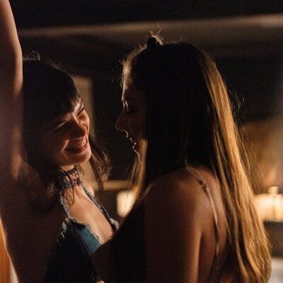 Martina Cariddi y Carmen Arrufat, como Mencía y Sara en 'Élite 6'