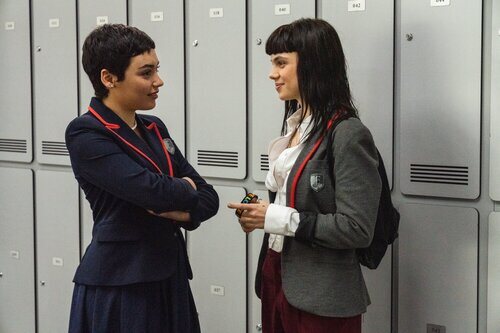 Carla Díaz y Martina Cariddi, dando vida a Ari y Mencía en 'Élite 6'