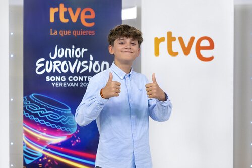 Carlos Higes, presentando el tema "Señorita" para Eurovisión Junior 2022