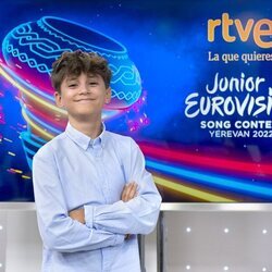 Posado de Carlos Higes en la presentación de "Señorita"