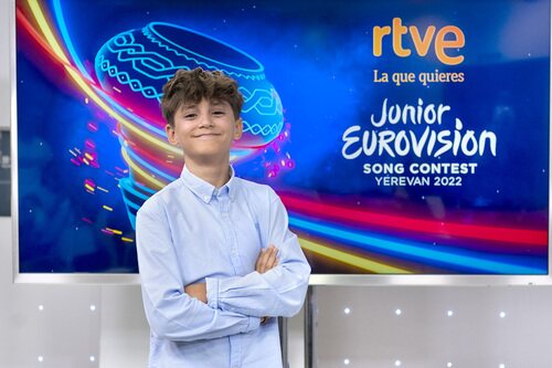 Posado de Carlos Higes en la presentación de "Señorita"