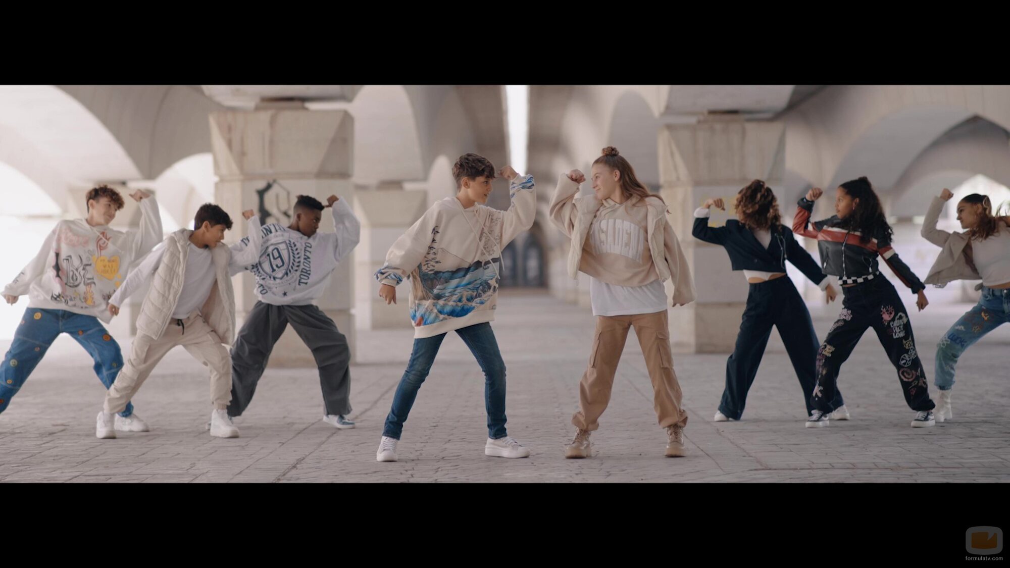 Carlos Higes, representante español en Eurovisión Junior 2022, con sus bailarines