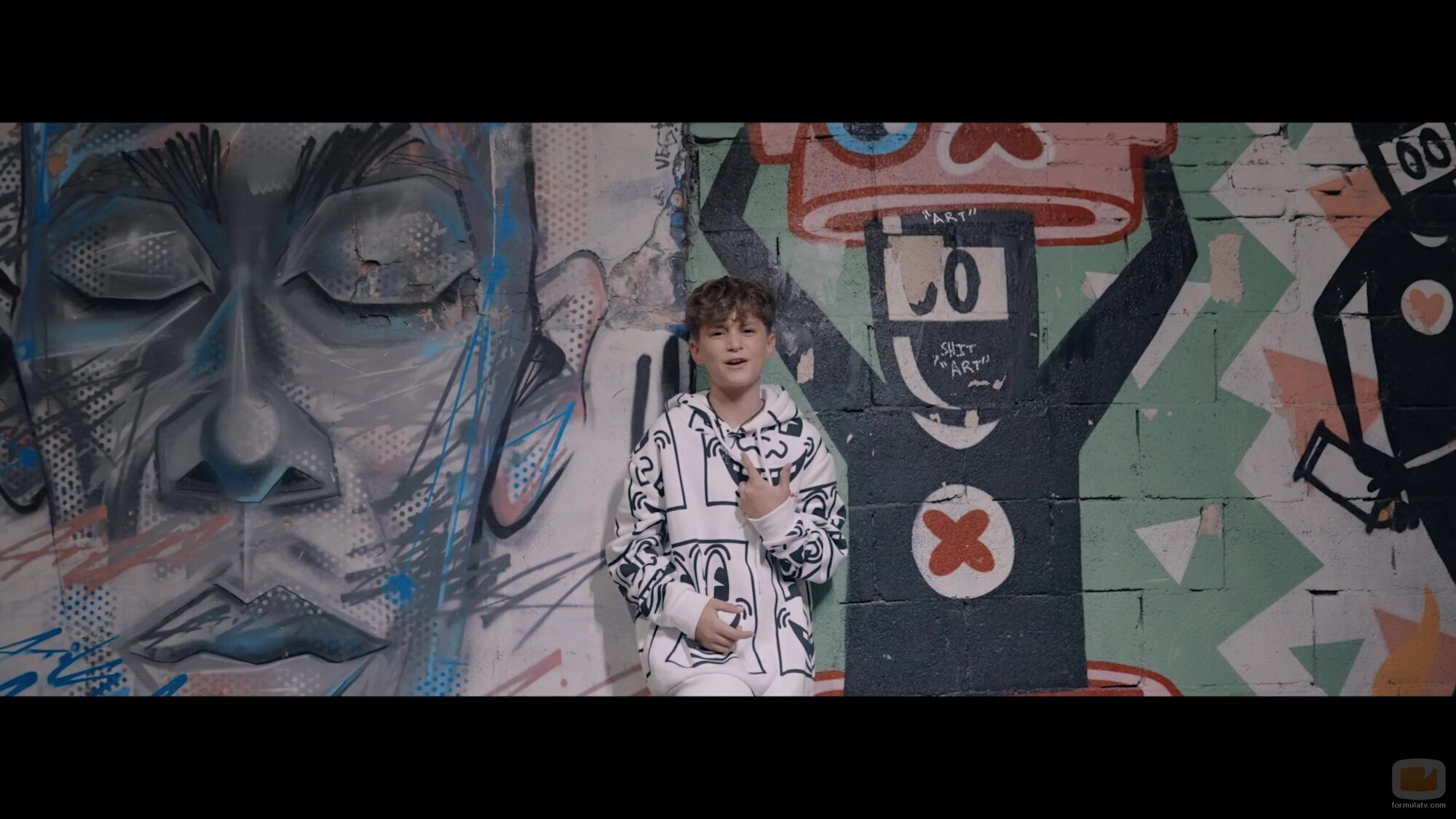 Carlos Higes, cantando en el videoclip de "Señorita"