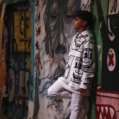 Fotograma del videoclip de "Señorita" con Carlos Higes