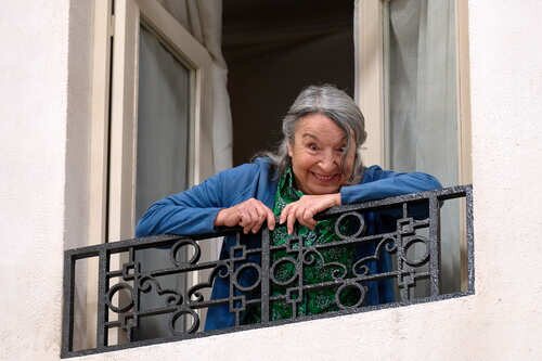 Petra Martínez, en el balcón de su casa en 'La que se avecina 13'