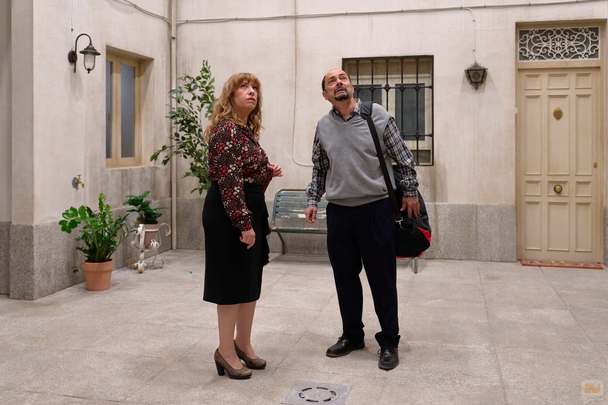 Nathalie Seseña y Jordi Sánchez en el patio de 'La que se avecina 13'