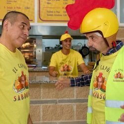 Carlos Alcalde y Jordi Sanchez, en una pollería de 'LQSA 13'