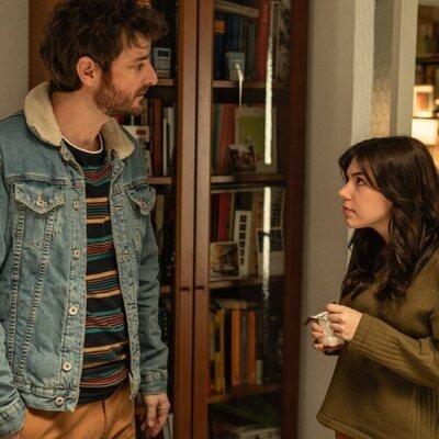 Gorka Otxoa y Paula Gallego en una secuencia de 'Machos alfa'
