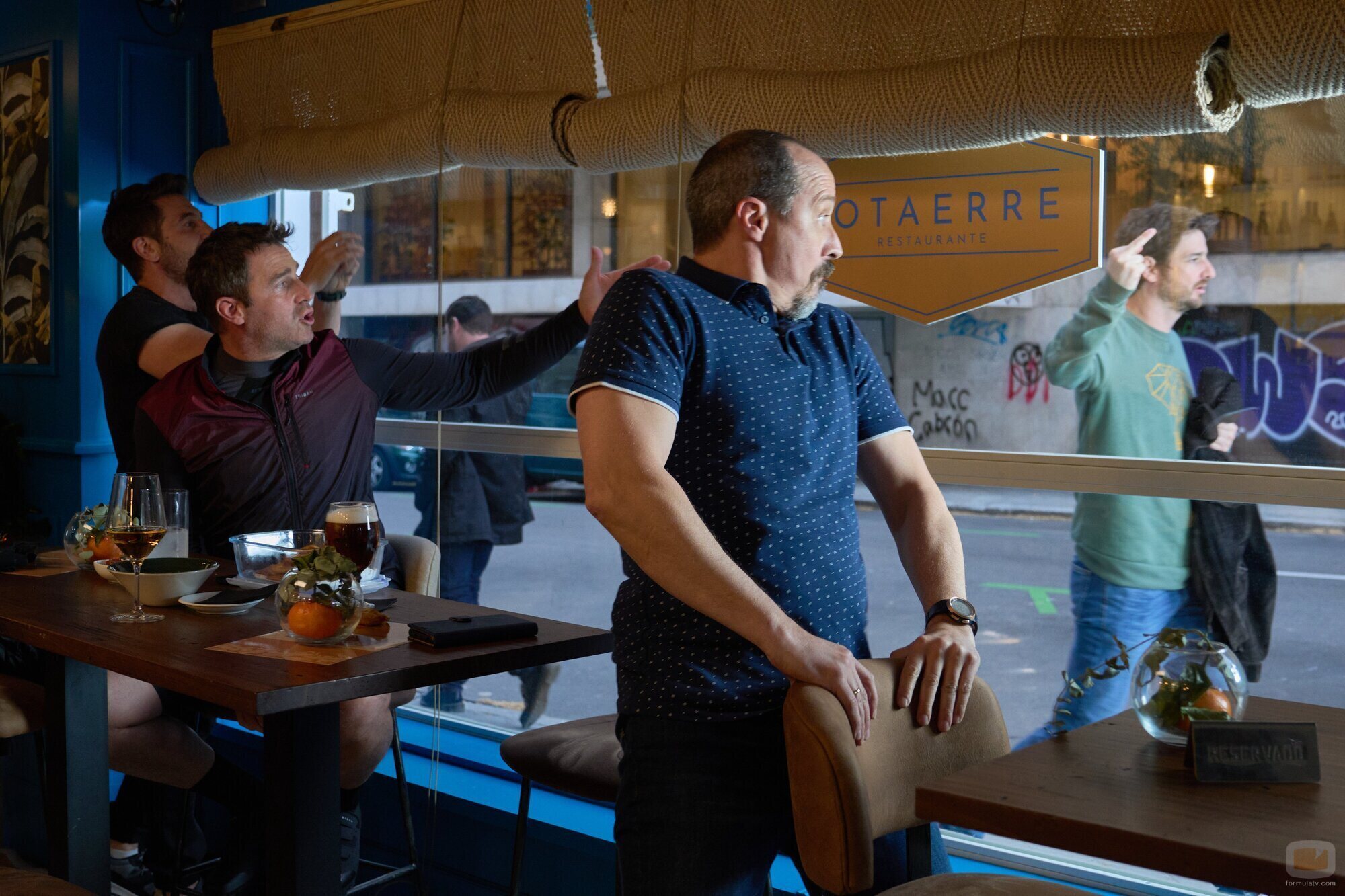 Los protagonistas de 'Machos alfa' en un restaurante