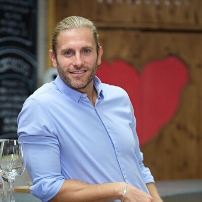 Matías Roure, apoyado en la barra de 'First Dates'