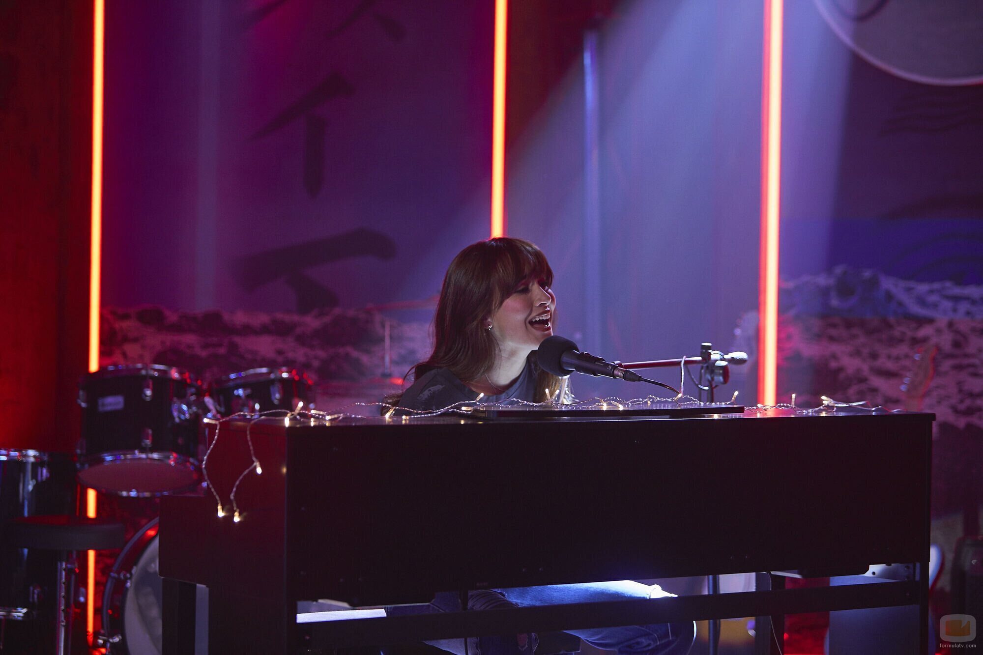 Aitana Ocaña, tocando el piano en 'La última'