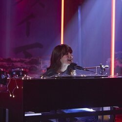 Aitana Ocaña, tocando el piano en 'La última'