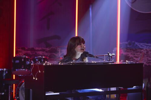 Aitana Ocaña, tocando el piano en 'La última'