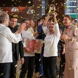 Lorena Castell celebra su victoria con el equipo de 'MasterChef Celebrity 7'