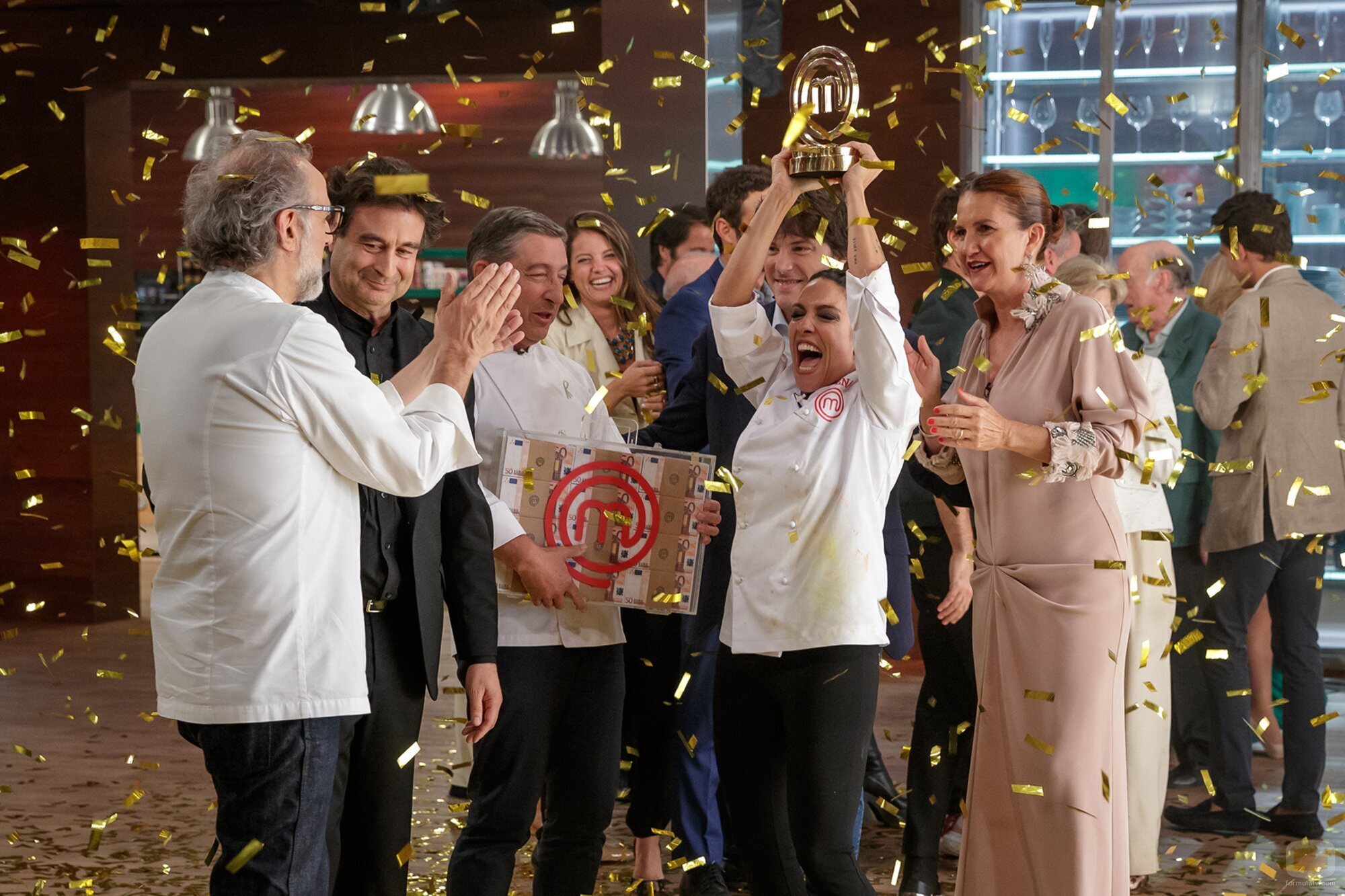 Lorena Castell celebra su victoria con el equipo de 'MasterChef Celebrity 7'