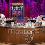 Manu Baqueiro y Lorena Castell cocinan en el duelo final de 'MasterChef Celebrity 7'
