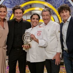 El jurado de 'MasterChef Celebrity 7' posa junto a Lorena Castell tras su victoria