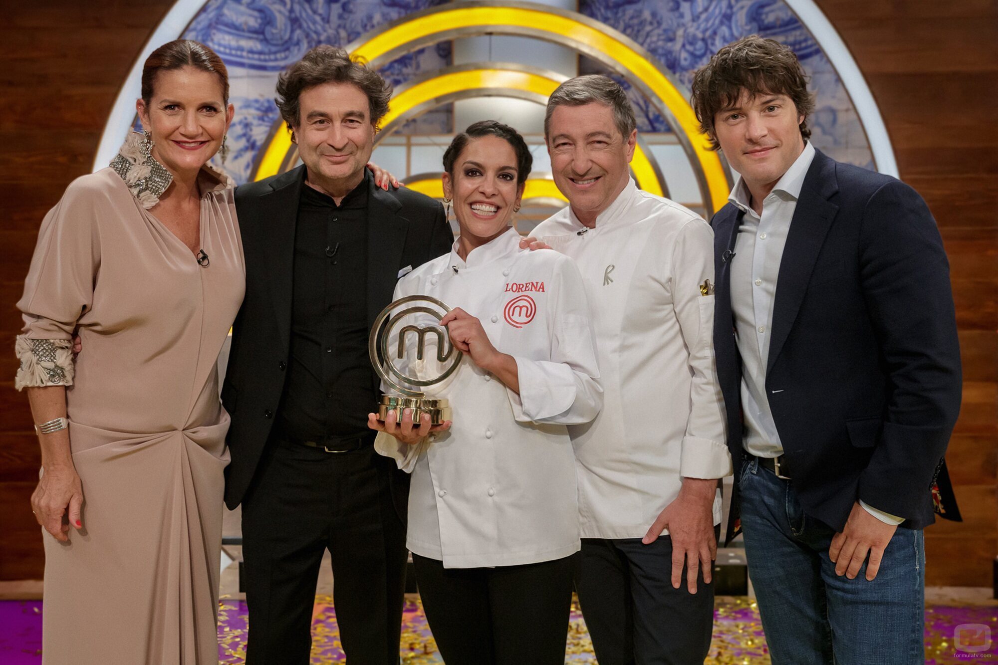 El jurado de 'MasterChef Celebrity 7' posa junto a Lorena Castell tras su victoria