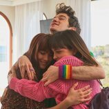 Jelen García, Aitana Ocaña y Jorge Motos abrazándose en 'La última'