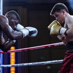 Miguel Bernardeau en el ring de boxeo en 'La última'