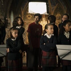 Javier Calvo junto al joven reparto de 'La Mesías'