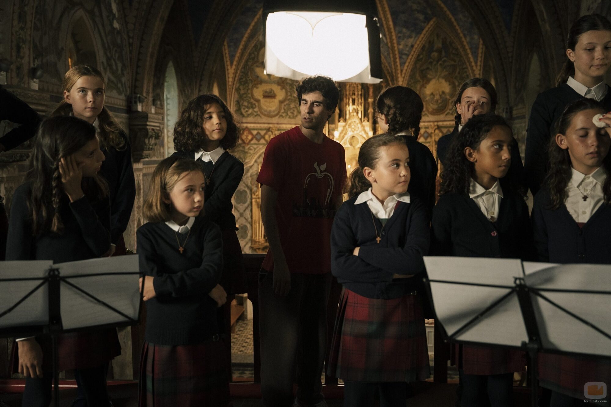 Javier Calvo junto al joven reparto de 'La Mesías'