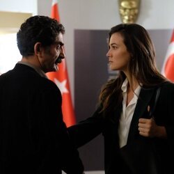 Ali Seçkiner Alici  y Pinar Deniz, en 'Secretos de familia'